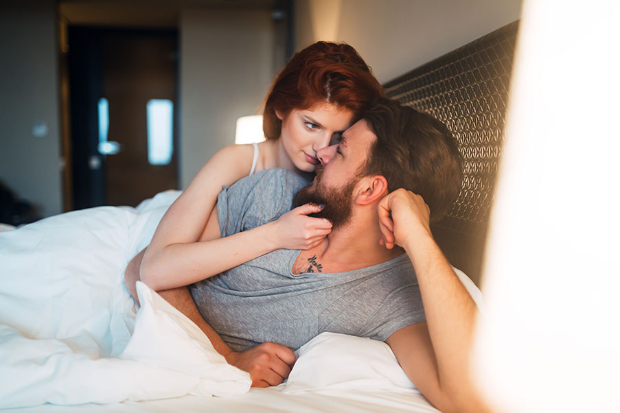 happy-couple-in-bed-showing-emotions-and-happy